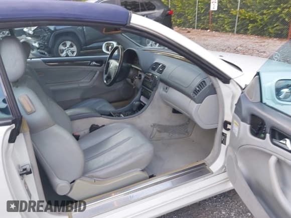 ✅ 2000 Mercedes-Benz CLK 320/430 • VIN: WDBLK70GXYT044111 • Lot: 43654398. Wystawiony na IAAI z przebiegiem 212 236 mil. Bezpłatny archiwum sprzedaży aukcyjnych z USA i szczegółowy raport historii pojazdu na DreamBid. Zdjęcie 5.