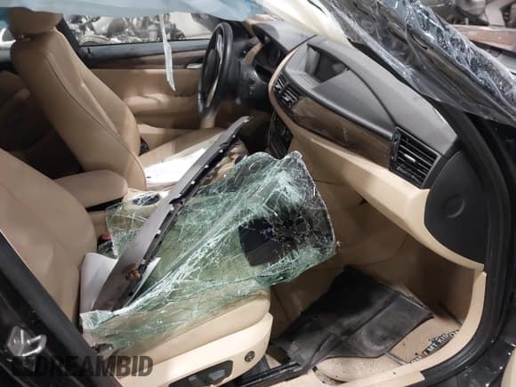 ✅ 2014 BMW X1 xDrive28i • VIN: WBAVL1C50EVY20273 • Lot: 43613654. Wystawiony na IAAI z przebiegiem 75 842 mil. Bezpłatny archiwum sprzedaży aukcyjnych z USA i szczegółowy raport historii pojazdu na DreamBid. Zdjęcie 5.