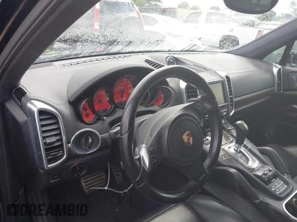 ✅ 2011 Porsche Cayenne Turbo • VIN: WP1AC2A23BLA84905 • Lot: 42295176. Wystawiony na IAAI z przebiegiem 171 027 mil. Bezpłatny archiwum sprzedaży aukcyjnych z USA i szczegółowy raport historii pojazdu na DreamBid. Zdjęcie 17.