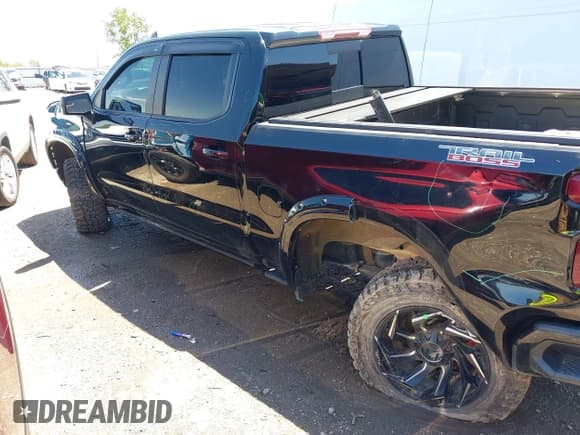 ✅ 2021 Chevrolet Silverado 1500 LT Trail Boss • VIN: 3GCPYFEL2MG223896 • Lot: 42156211. Wystawiony na IAAI z przebiegiem 108 623 mil. Bezpłatny archiwum sprzedaży aukcyjnych z USA i szczegółowy raport historii pojazdu na DreamBid. Zdjęcie 3.