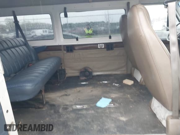 ✅ 1992 Dodge Passenger • VIN: 2B5WB35Y5NK172074 • Lot: 42010461. Wystawiony na IAAI z przebiegiem 101 961 mil. Bezpłatny archiwum sprzedaży aukcyjnych z USA i szczegółowy raport historii pojazdu na DreamBid. Zdjęcie 8.