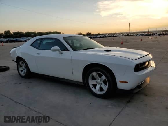 2014 Dodge Challenger SXT z VIN 2C3CDYAG0EH101106, wystawiony jako Copart lot #72629304 z przebiegiem 108 449 mil mil oraz Szkoda całkowita • Salvage title. Historia ofert i sprzedaży dostępna na DreamBid. Obrazek 4.