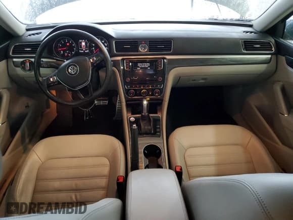 ✅ 2017 Volkswagen Passat SEL Premium • VIN: 1VWCT7A31HC020979 • Lot: 89916015. Wystawiony na Copart z przebiegiem 115 744 mil. Bezpłatny archiwum sprzedaży aukcyjnych z USA i szczegółowy raport historii pojazdu na DreamBid. Zdjęcie 8.