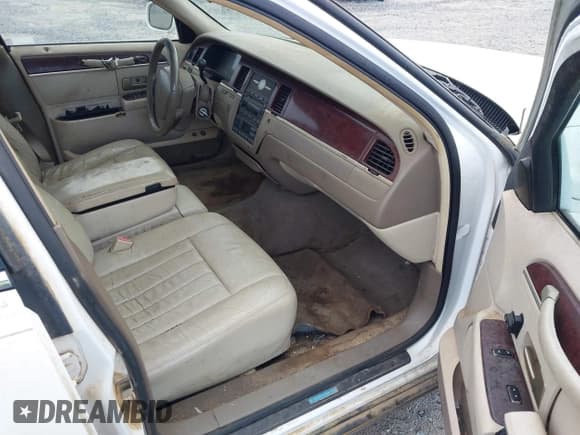 ✅ 2005 Lincoln Town Car Signature • VIN: 1LNHM81W05Y643994 • Lot: 43420301. Wystawiony na IAAI z przebiegiem 148 318 mil. Bezpłatny archiwum sprzedaży aukcyjnych z USA i szczegółowy raport historii pojazdu na DreamBid. Zdjęcie 5.