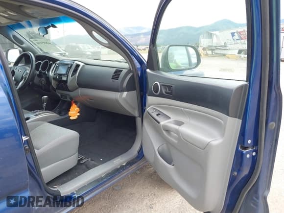 ✅ 2015 Toyota Tacoma PreRunner • VIN: 5TFKU4HNXFX006568 • Lot: 42695934. Wystawiony na IAAI z przebiegiem 130 975 mil. Bezpłatny archiwum sprzedaży aukcyjnych z USA i szczegółowy raport historii pojazdu na DreamBid. Zdjęcie 5.