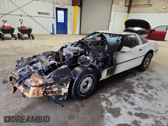✅ 1984 Chevrolet Corvette • VIN: 1G1AY0788E5102464 • Лот: 90598645. Опубликован ранее на Copart с пробегом Не указан. Бесплатный доступ к архиву аукционных продаж из США и подробный отчёт об истории автомобиля на DreamBid. Изображение 1.