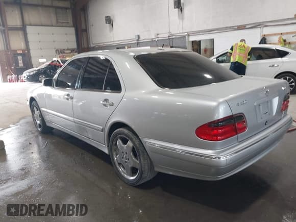 ✅ 2002 Mercedes-Benz E 320 • VIN: WDBJF83J52X067093 • Лот: 42119505. Опубликован ранее на IAAI с пробегом 170 647 миль. Бесплатный доступ к архиву аукционных продаж из США и подробный отчёт об истории автомобиля на DreamBid. Изображение 3.