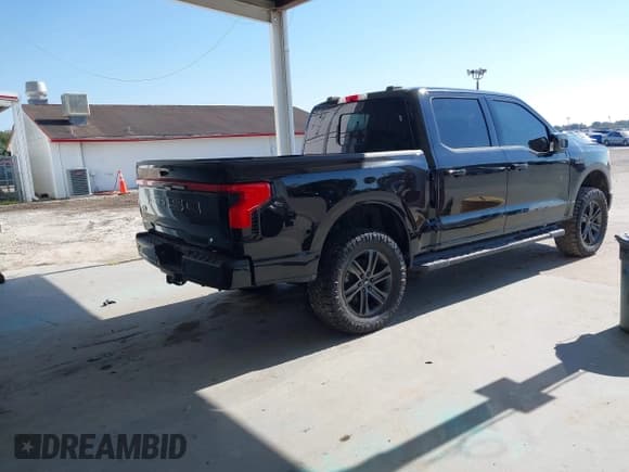 ✅ 2024 Ford F-150 Lightning Lariat • VIN: 1FT6W5L79RWG27644 • Lot: 43680798. Wystawiony na IAAI z przebiegiem Nie podano. Bezpłatny archiwum sprzedaży aukcyjnych z USA i szczegółowy raport historii pojazdu na DreamBid. Zdjęcie 4.