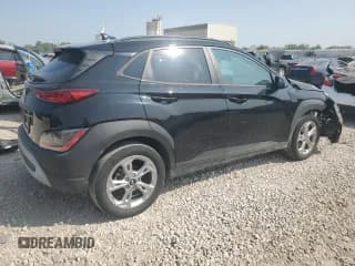 ✅ 2022 Hyundai Kona SEL • VIN: KM8K62AB9NU881747 • Лот: 71172074. Опубликован ранее на Copart с пробегом 56 657 миль. Бесплатный доступ к архиву аукционных продаж из США и подробный отчёт об истории автомобиля на DreamBid. Изображение 3.