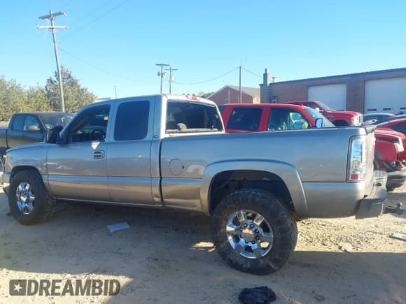 ✅ 2003 Chevrolet Silverado 2500HD LS • VIN: 1GCHK29UX3E134651 • Lot: 43636474. Wystawiony na IAAI z przebiegiem 209 510 mil. Bezpłatny archiwum sprzedaży aukcyjnych z USA i szczegółowy raport historii pojazdu na DreamBid. Zdjęcie 14.