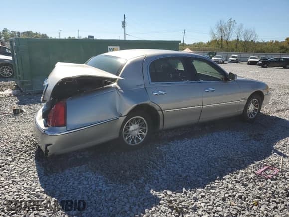 ✅ 2002 Lincoln Town Car Signature • VIN: 1LNHM82W52Y668089 • Lot: 89488895. Listed on Copart with 275,627 mi. Free auction sales archive from the USA and detailed vehicle history report at DreamBid. Image 3.