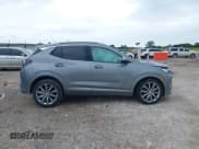 ✅ 2024 Buick Encore GX Avenir • VIN: KL4AMFSL9RB063323 • Lot: 42348588. Wystawiony na IAAI z przebiegiem 16 436 mil. Bezpłatny archiwum sprzedaży aukcyjnych z USA i szczegółowy raport historii pojazdu na DreamBid. Zdjęcie 14.