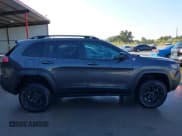 ✅ 2023 Jeep Cherokee Trailhawk • VIN: 1C4PJMBN0PD111937 • Lot: 43347414. Wystawiony na IAAI z przebiegiem 31 847 mil. Bezpłatny archiwum sprzedaży aukcyjnych z USA i szczegółowy raport historii pojazdu na DreamBid. Zdjęcie 13.