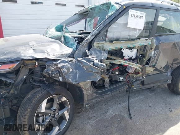 ✅ 2024 Hyundai Venue SEL • VIN: KMHRC8A30RU299240 • Lot: 42150687. Listed on IAAI with 25,641 mi. Free auction sales archive from the USA and detailed vehicle history report at DreamBid. Image 6.