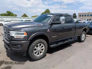 ✅ 2022 Ram 2500 Laramie • VIN: 3C6UR5KL0NG325642 • Лот: 65412695. Опубликован ранее на Copart с пробегом 99 947 миль. Бесплатный доступ к архиву аукционных продаж из США и подробный отчёт об истории автомобиля на DreamBid. Изображение 1.