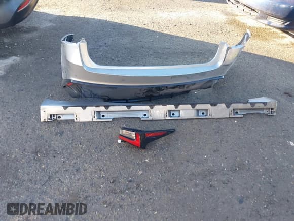 ✅ 2023 Lexus IS 500 F Sport Performance • VIN: JTHAP1D28P5003497 • Lot: 41676075. Wystawiony na IAAI z przebiegiem 13 084 mil. Bezpłatny archiwum sprzedaży aukcyjnych z USA i szczegółowy raport historii pojazdu na DreamBid. Zdjęcie 12.