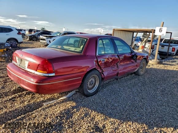 ✅ 2002 Ford Crown Victoria LX • VIN: 2FAFP74W52X160186 • Lot: 94668485. Wystawiony na Copart z przebiegiem 112 201 mil. Bezpłatny archiwum sprzedaży aukcyjnych z USA i szczegółowy raport historii pojazdu na DreamBid. Zdjęcie 3.