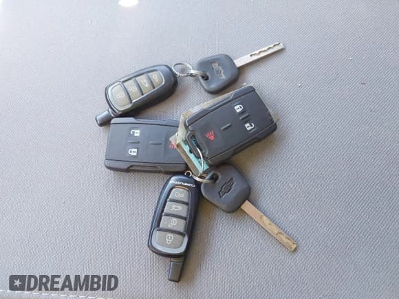 ✅ 2017 Chevrolet Silverado 2500HD Work Truck • VIN: 1GC2KUEG2HZ265185 • Lot: 40536435. Wystawiony na IAAI z przebiegiem 189 379 mil. Bezpłatny archiwum sprzedaży aukcyjnych z USA i szczegółowy raport historii pojazdu na DreamBid. Zdjęcie 11.