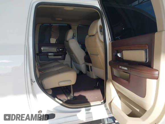 ✅ 2018 Ram 2500 Laramie • VIN: 3C6UR5NL5JG142811 • Lot: 43374033. Wystawiony na IAAI z przebiegiem 101 164 mil. Bezpłatny archiwum sprzedaży aukcyjnych z USA i szczegółowy raport historii pojazdu na DreamBid. Zdjęcie 8.