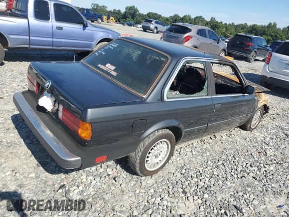 1984 BMW 3 Series z VIN WBAAK740XE9022606, wystawiony jako Copart lot #70671275 z przebiegiem Nie podano mil oraz Nie do naprawy • Non repairable. Historia ofert i sprzedaży dostępna na DreamBid. Obrazek 3.