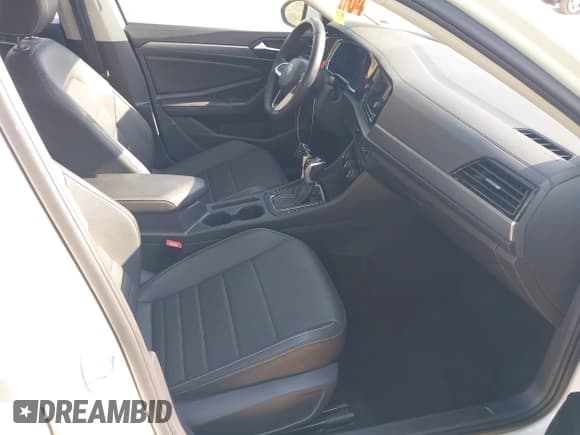 ✅ 2024 Volkswagen Jetta SE • VIN: 3VW7M7BU1RM012516 • Lot: 43725745. Wystawiony na IAAI z przebiegiem 51 428 mil. Bezpłatny archiwum sprzedaży aukcyjnych z USA i szczegółowy raport historii pojazdu na DreamBid. Zdjęcie 5.