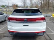 ✅ 2024 Volkswagen Atlas SE • VIN: 1V2LE2CA5RC243036 • Lot: 41860475. Wystawiony na IAAI z przebiegiem 7 766 mil. Bezpłatny archiwum sprzedaży aukcyjnych z USA i szczegółowy raport historii pojazdu na DreamBid. Zdjęcie 16.
