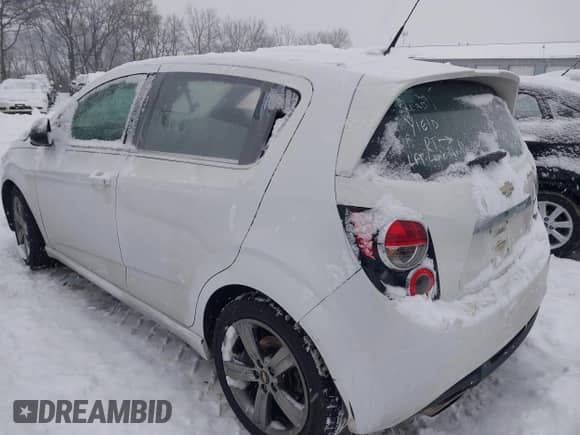 ✅ 2013 Chevrolet Sonic RS • VIN: 1G1JG6SB8D4178652 • Lot: 41279241. Wystawiony na IAAI z przebiegiem 116 879 mil mil. Skorzystaj z bezpłatnego archiwum sprzedaży aukcyjnych z USA i zobacz szczegółowy raport historii pojazdu na DreamBid. Zdjęcie 3.