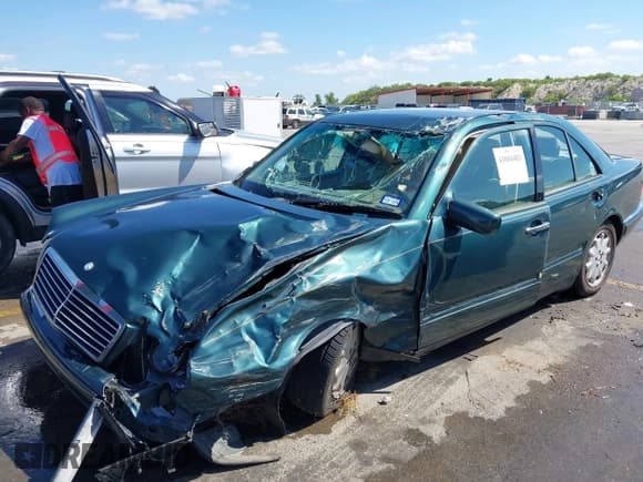 ✅ 1999 Mercedes-Benz E 320 • VIN: WDBJF65H3XA781815 • Lot: 43004483. Listed on IAAI with 252,004 mi. Free auction sales archive from the USA and detailed vehicle history report at DreamBid. Image 2.