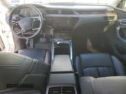 ✅ 2019 Audi e-tron Prestige • VIN: WA1VAAGE4KB020179 • Lot: 38901473. Wystawiony na Copart z przebiegiem 34 980 mil. Bezpłatny archiwum sprzedaży aukcyjnych z USA i szczegółowy raport historii pojazdu na DreamBid. Zdjęcie 8.