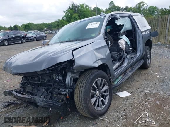 ✅ 2022 Chevrolet Suburban LT • VIN: 1GNSKCKT0NR296269 • Lot: 42190603. Listed on IAAI with 61,874 mi. Free auction sales archive from the USA and detailed vehicle history report at DreamBid. Image 2.