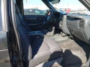 ✅ 2003 Chevrolet Blazer Xtreme • VIN: 1GNCS18XX3K108303 • Lot: 43593593. Wystawiony na IAAI z przebiegiem 135 383 mil. Bezpłatny archiwum sprzedaży aukcyjnych z USA i szczegółowy raport historii pojazdu na DreamBid. Zdjęcie 5.