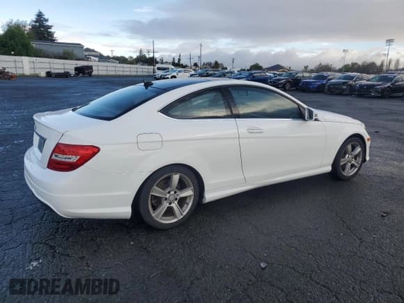 ✅ 2015 Mercedes-Benz C 250 • VIN: WDDGJ4HB6FG433210 • Lot: 49184935. Wystawiony na Copart z przebiegiem 84 864 mil. Bezpłatny archiwum sprzedaży aukcyjnych z USA i szczegółowy raport historii pojazdu na DreamBid. Zdjęcie 3.