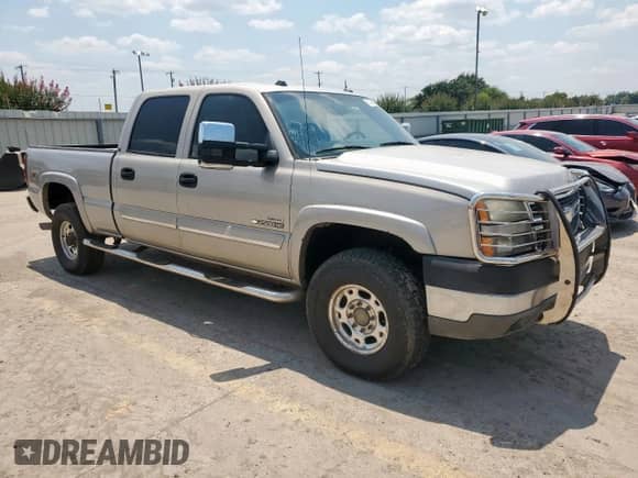 2005 Chevrolet Silverado 2500HD LT with VIN 1GCHK23275F895450, listed as a Copart auction lot 67300775 with 201,667 mi miles and Salvage title. Bid and sale history available at DreamBid. Image 4.