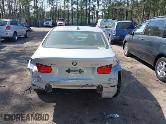 ✅ 2015 BMW 3 Series 320i xDrive • VIN: WBA3C3G57FNS74828 • Lot: 41920253. Wystawiony na IAAI z przebiegiem 72 521 mil. Bezpłatny archiwum sprzedaży aukcyjnych z USA i szczegółowy raport historii pojazdu na DreamBid. Zdjęcie 17.