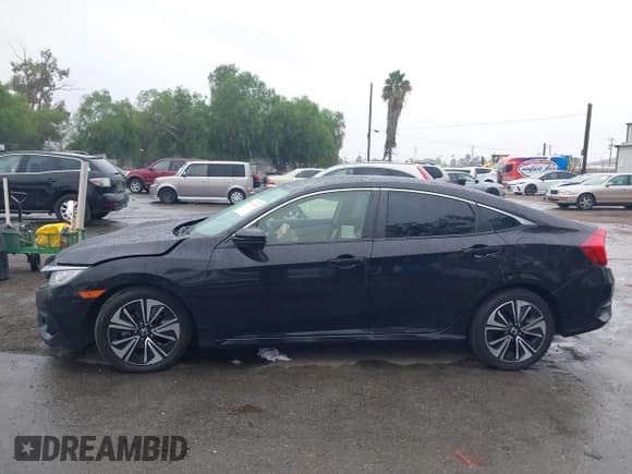 ✅ 2018 Honda Civic EX-T • VIN: JHMFC1F30JX028784 • Lot: 43709664. Listed on IAAI with 117,072 mi. Free auction sales archive from the USA and detailed vehicle history report at DreamBid. Image 14.