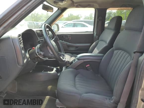 2004 Chevrolet Blazer Fleet z VIN 1GNCS13XX4K105491, wystawiony jako Copart lot #59586045 z przebiegiem 122 122 mil mil oraz Czysty tytuł • Clean title. Historia ofert i sprzedaży dostępna na DreamBid. Obrazek 7.