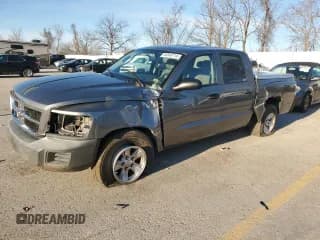 ✅ 2008 Dodge Dakota SXT • VIN: 1D7HW38K48S525576 • Lot: 84548714. Wystawiony na Copart z przebiegiem 107 841 mil. Bezpłatny archiwum sprzedaży aukcyjnych z USA i szczegółowy raport historii pojazdu na DreamBid. Zdjęcie 1.