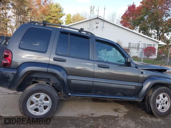 ✅ 2006 Jeep Liberty Sport • VIN: 1J4GL48K96W174751 • Lot: 43688530. Listed on IAAI with 198,761 mi. Free auction sales archive from the USA and detailed vehicle history report at DreamBid. Image 14.