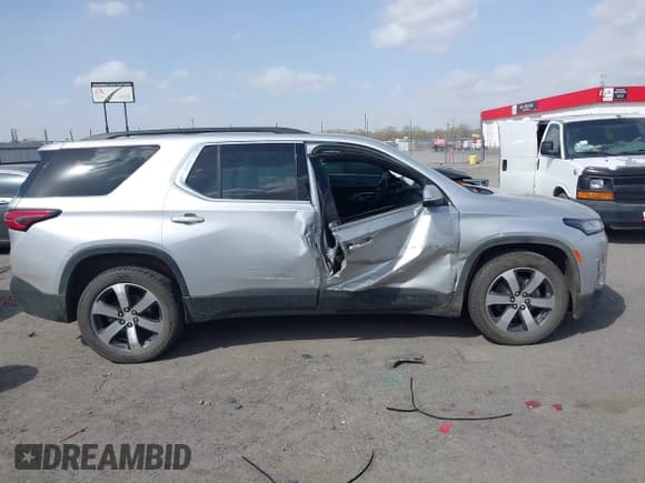 ✅ 2022 Chevrolet Traverse LT • VIN: 1GNEVHKW0NJ151677 • Lot: 41826115. Wystawiony na IAAI z przebiegiem 105 035 mil. Bezpłatny archiwum sprzedaży aukcyjnych z USA i szczegółowy raport historii pojazdu na DreamBid. Zdjęcie 14.