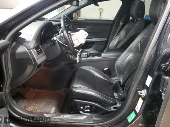 ✅ 2016 Jaguar XF S • VIN: SAJBM4BV0GCY20036 • Lot: 50134235. Wystawiony na Copart z przebiegiem 66 785 mil. Bezpłatny archiwum sprzedaży aukcyjnych z USA i szczegółowy raport historii pojazdu na DreamBid. Zdjęcie 7.