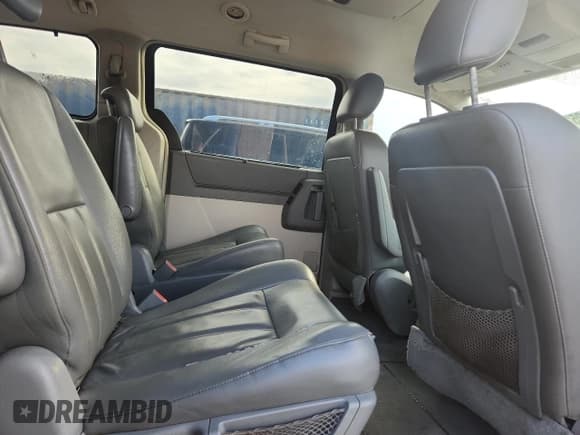 ✅ 2010 Chrysler Town & Country Touring • VIN: 2A4RR5D11AR104902 • Lot: 91252665. Listed on Copart with 181,368 mi. Free auction sales archive from the USA and detailed vehicle history report at DreamBid. Image 11.