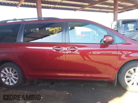 ✅ 2015 Toyota Sienna Limited • VIN: 5TDDK3DC1FS107467 • Lot: 42548047. Wystawiony na IAAI z przebiegiem 202 673 mil. Bezpłatny archiwum sprzedaży aukcyjnych z USA i szczegółowy raport historii pojazdu na DreamBid. Zdjęcie 13.