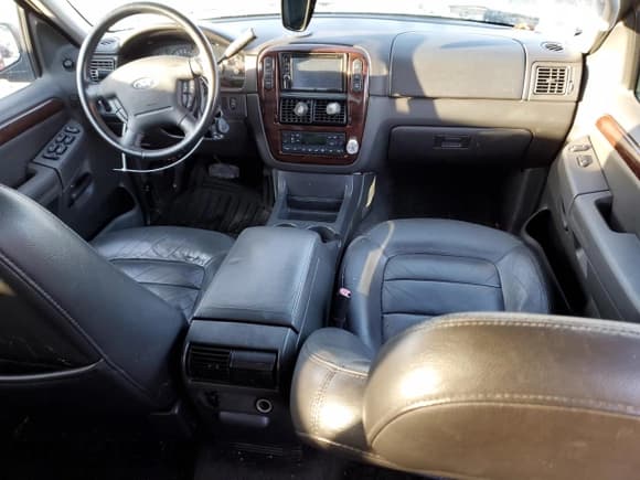 ✅ 2003 Ford Explorer Limited • VIN: 1FMDU75WX3ZB05314 • Lot: 45405705. Wystawiony na Copart z przebiegiem 174 542 mil. Bezpłatny archiwum sprzedaży aukcyjnych z USA i szczegółowy raport historii pojazdu na DreamBid. Zdjęcie 8.