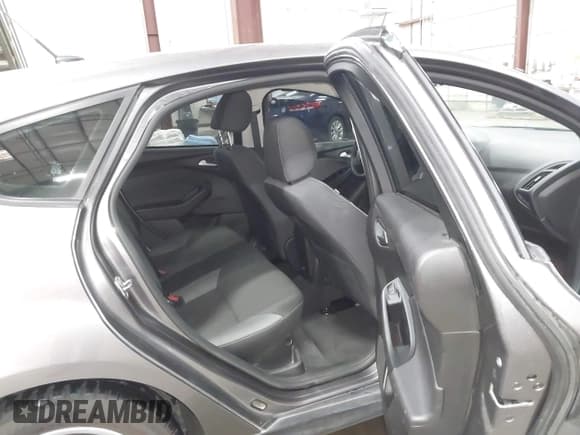 ✅ 2014 Ford Focus SE • VIN: 1FADP3K25EL462157 • Lot: 43681613. Wystawiony na IAAI z przebiegiem 147 542 mil. Bezpłatny archiwum sprzedaży aukcyjnych z USA i szczegółowy raport historii pojazdu na DreamBid. Zdjęcie 8.