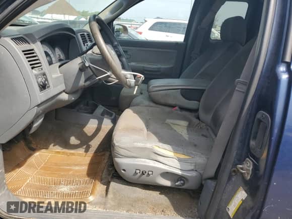 2005 Dodge Dakota SLT z VIN 1D7HE42K85S209675, wystawiony jako Copart lot #63391424 z przebiegiem 146 006 mil mil oraz Szkoda całkowita • Salvage title. Historia ofert i sprzedaży dostępna na DreamBid. Obrazek 7.