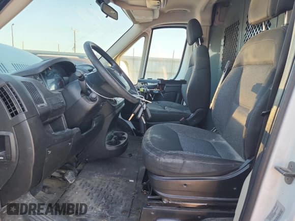 ✅ 2015 Ram ProMaster Cargo • VIN: 3C6URVJG5FE513817 • Lot: 84032675. Wystawiony na Copart z przebiegiem 431 848 mil. Bezpłatny archiwum sprzedaży aukcyjnych z USA i szczegółowy raport historii pojazdu na DreamBid. Zdjęcie 7.