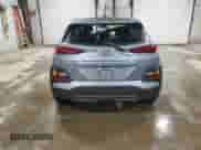 2018 Hyundai Kona SE z VIN KM8K1CAAXJU150086, wystawiony jako Copart lot #44582303 z przebiegiem 76 431 mil mil oraz . Historia ofert i sprzedaży dostępna na DreamBid. Obrazek 6.