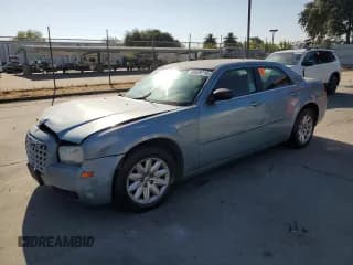 ✅ 2008 Chrysler 300 LX • VIN: 2C3KA43R68H268179 • Лот: 69639715. Опубликован ранее на Copart с пробегом 235 429 миль. Бесплатный доступ к архиву аукционных продаж из США и подробный отчёт об истории автомобиля на DreamBid. Изображение 1.