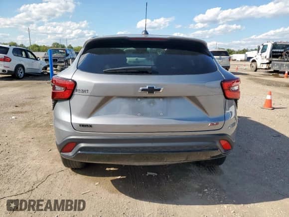 2024 Chevrolet Trax 1RS z VIN KL77LGE24RC089640, wystawiony jako Copart lot #81803735 z przebiegiem 100 344 mil mil oraz Szkoda całkowita • Salvage title. Historia ofert i sprzedaży dostępna na DreamBid. Obrazek 6.