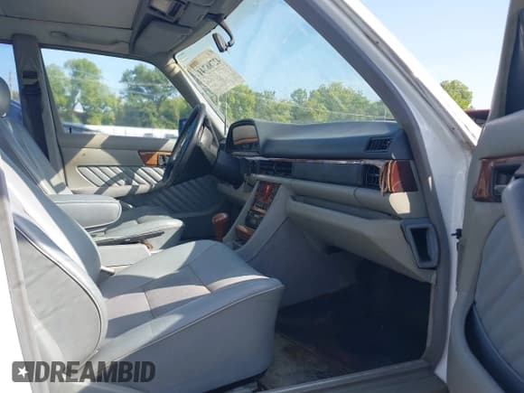 ✅ 1990 Mercedes-Benz 560 • VIN: WDBCA39E9LA543211 • Lot: 42786741. Listed on IAAI with 106,951 mi. Free auction sales archive from the USA and detailed vehicle history report at DreamBid. Image 5.